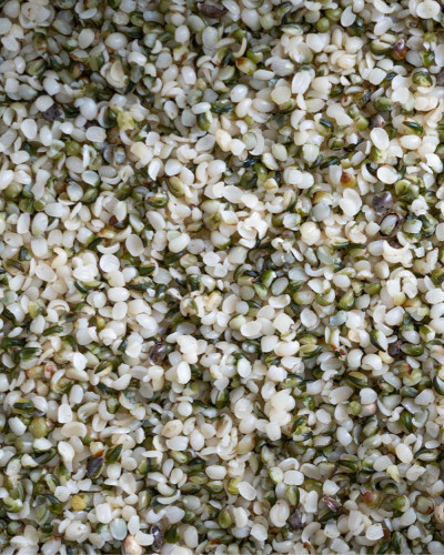 Graines de Chanvre Décortiquées – Riches & Naturelles